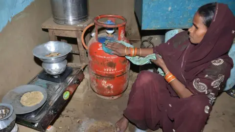 Ujjwala LPG related image